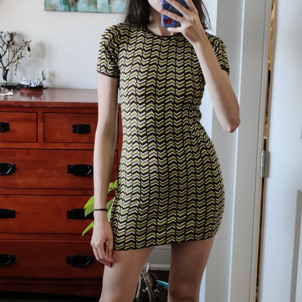 NWOT Motel Rocks Lilith short sleeve mini dress in Chevron green - Picture 2 of 10